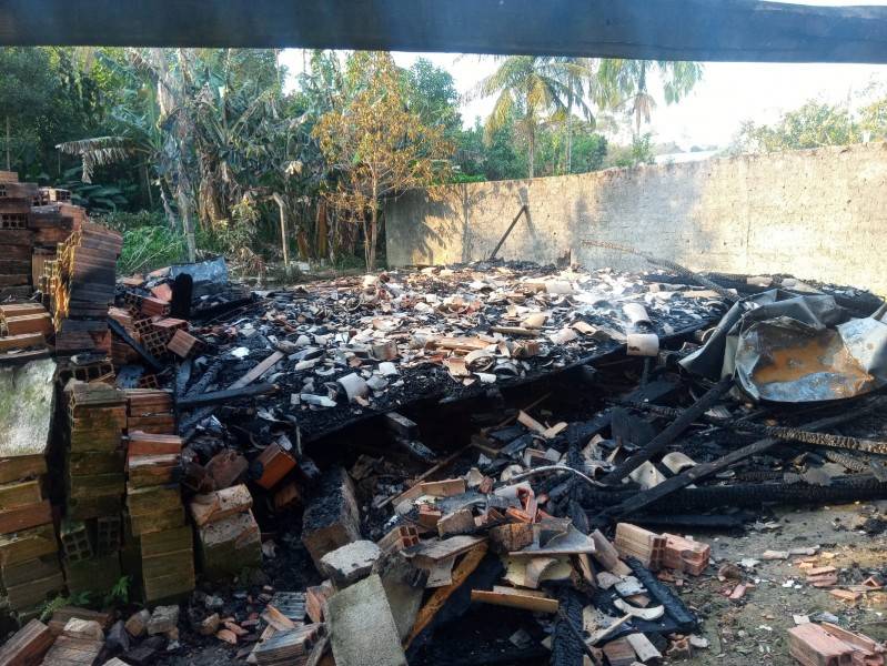 Incêndio em casa mobiliza Corpo de Bombeiros em Criciúma — foto 3
