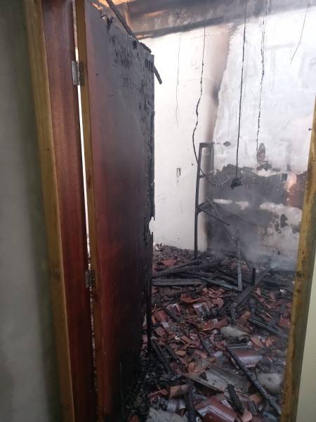 Incêndio consome interior de imóvel no bairro Esperança, em Içara — foto 1