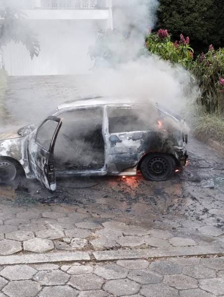 Incêndio em veículo mobiliza Corpo de Bombeiros em Urussanga — foto 1