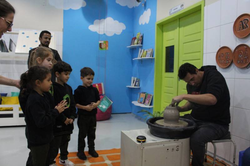 Alunos do Colégio Satc aprendem sobre diversidade com projeto ‘Cerâmica Além da Visão’ — foto 1