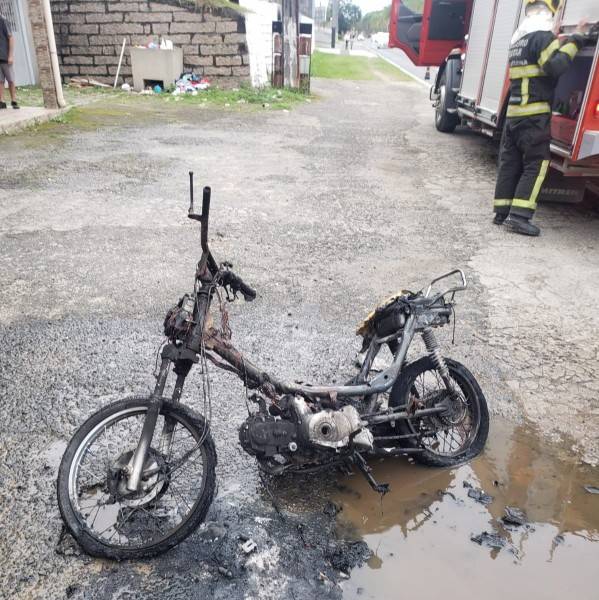 Criciúma: moto é destruída após pegar fogo na Próspera — foto 1
