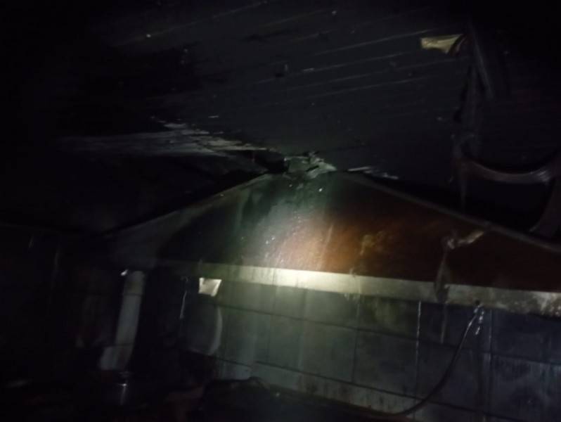 Bombeiros combatem incêndio em comércio de caldo de cana — foto 1