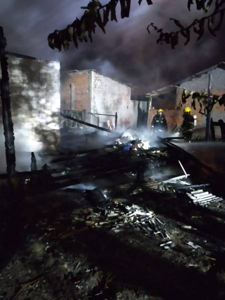 Bombeiros combatem incêndio em casa em Balneário Arroio do Silva — foto 1