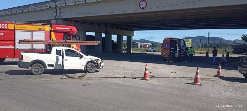 Colisão entre dois veículos deixa motorista ferido em Capivari de Baixo — foto 1