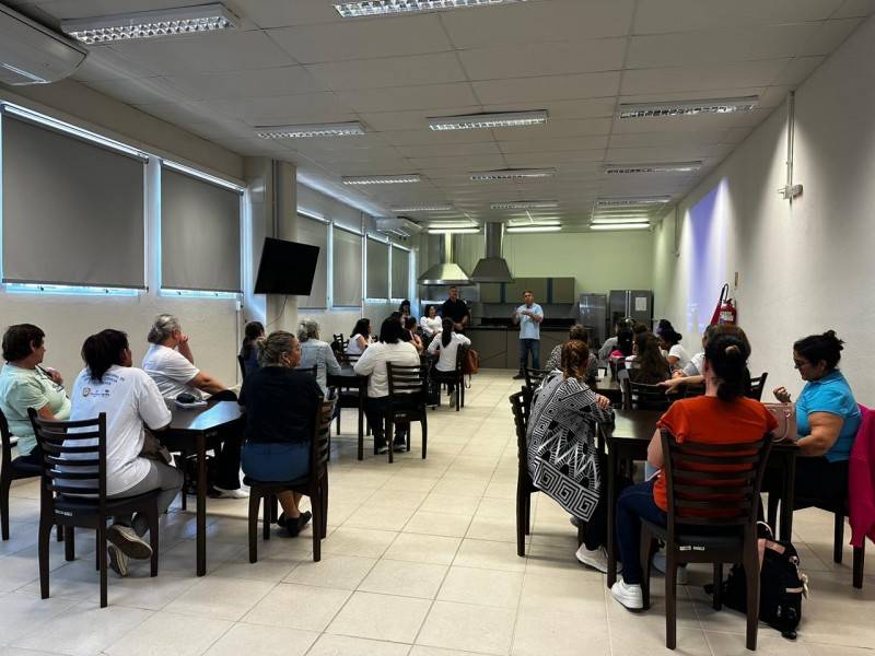 Merendeiras da rede municipal de ensino de Içara passam por capacitação — foto 1