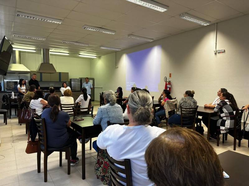 Merendeiras da rede municipal de ensino de Içara passam por capacitação — foto 2