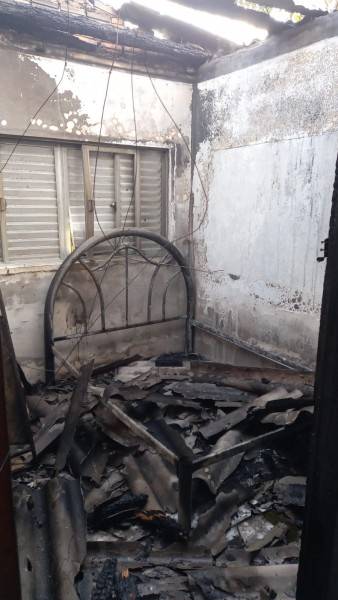 Bombeiros combatem incêndio em casa no Balneário Rincão — foto 1