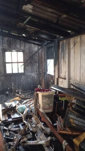 Bombeiros combatem incêndio em casa no Balneário Rincão — foto 2