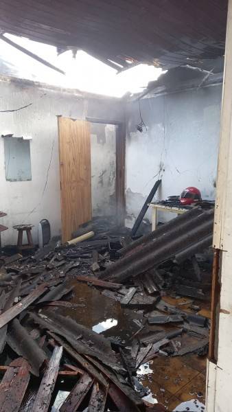 Bombeiros combatem incêndio em casa no Balneário Rincão — foto 3
