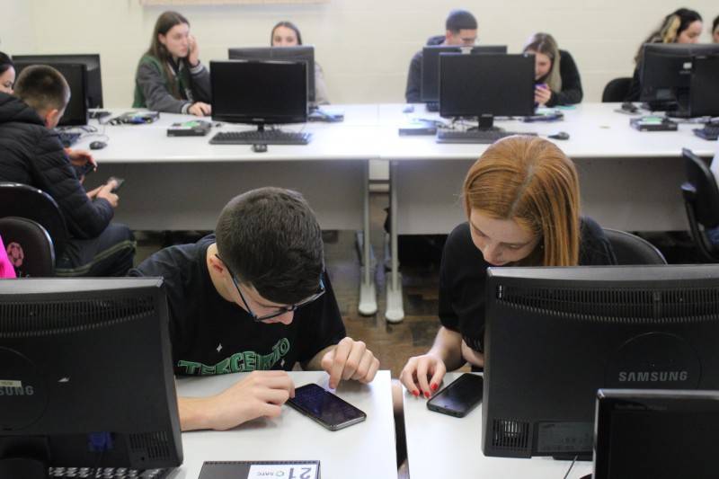 Alunos do Colégio Satc ministram oficina sobre redes sociais para a comunidade — foto 1