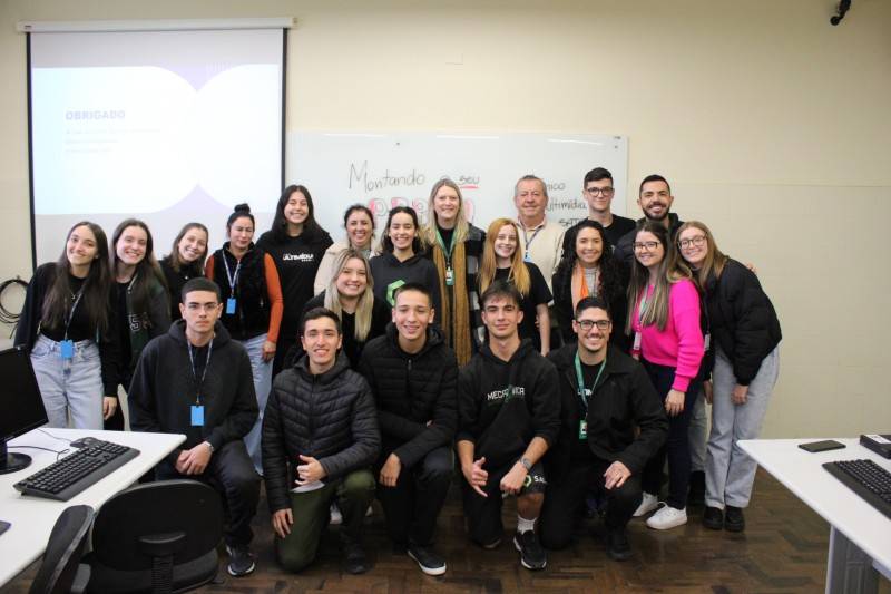 Alunos do Colégio Satc ministram oficina sobre redes sociais para a comunidade — foto 2