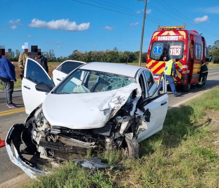 Colisão frontal entre carro e caminhão deixa dois feridos na SC-447 — foto 1