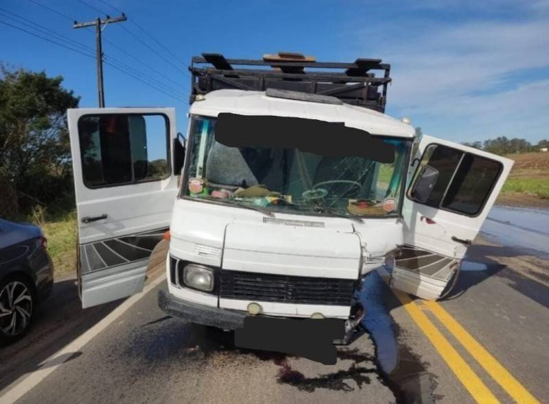 Colisão frontal entre carro e caminhão deixa dois feridos na SC-447 — foto 2