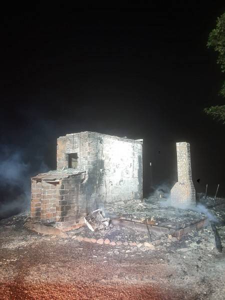 Chalé de pousada é destruído por incêndio em Praia Grande — foto 1