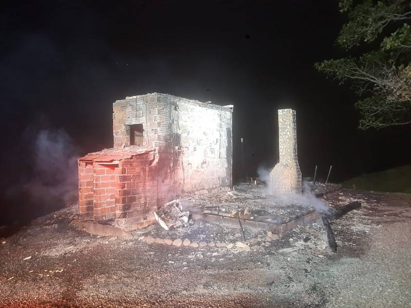 Chalé de pousada é destruído por incêndio em Praia Grande — foto 2