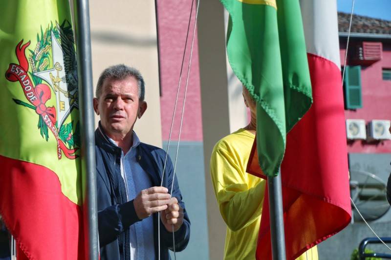 Nova Veneza abre Semana da Pátria com hasteamento da bandeira — foto 2