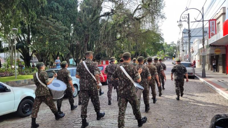 Com hasteamento das bandeiras e apresentação do 28º GAC, está aberta a Semana da Pátria — foto 1