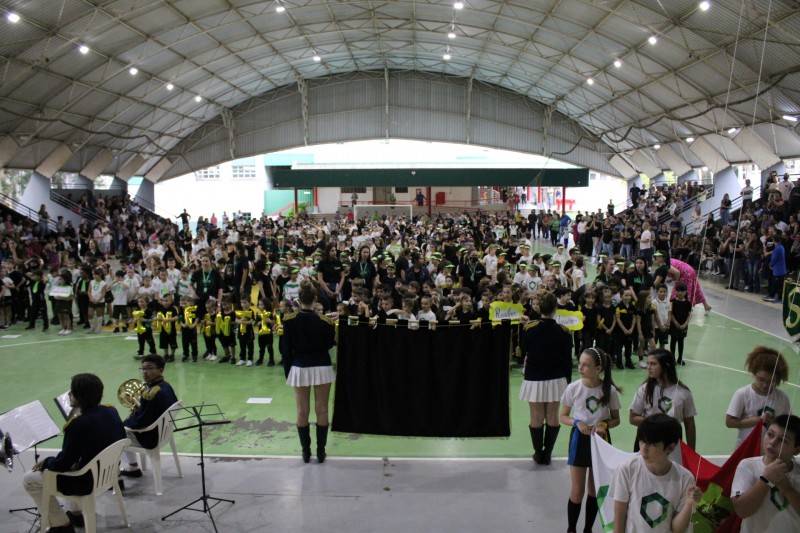 Colégio Satc dá início a semana da pátria com desfile cívico e hasteamento das bandeiras — foto 1