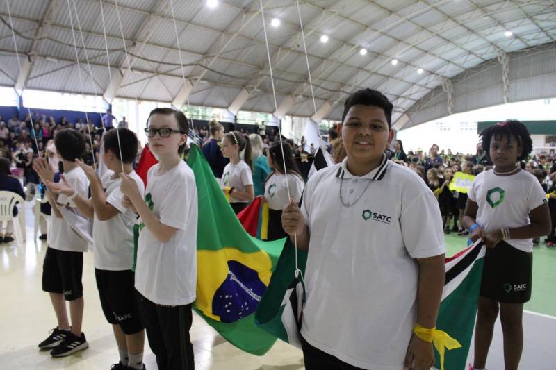 Colégio Satc dá início a semana da pátria com desfile cívico e hasteamento das bandeiras — foto 2