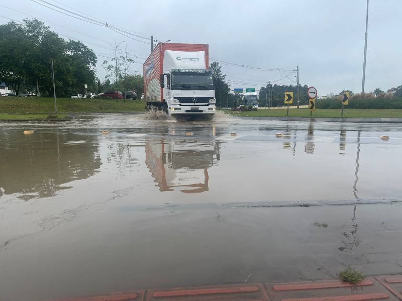 Efeitos da chuva: avenida Universitária tem pontos de alagamento — foto 1