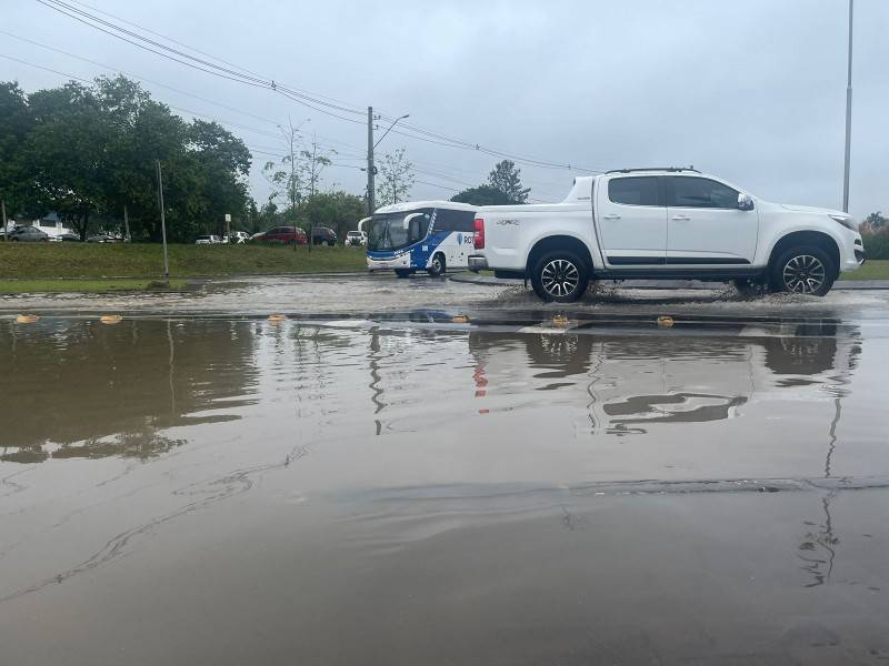 Efeitos da chuva: avenida Universitária tem pontos de alagamento — foto 2