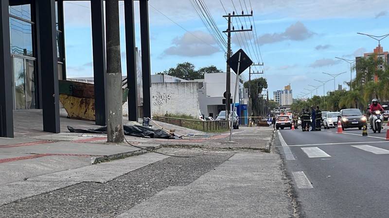 Queda de energia em Criciúma é provocada por escada que caiu sobre fios — foto 1