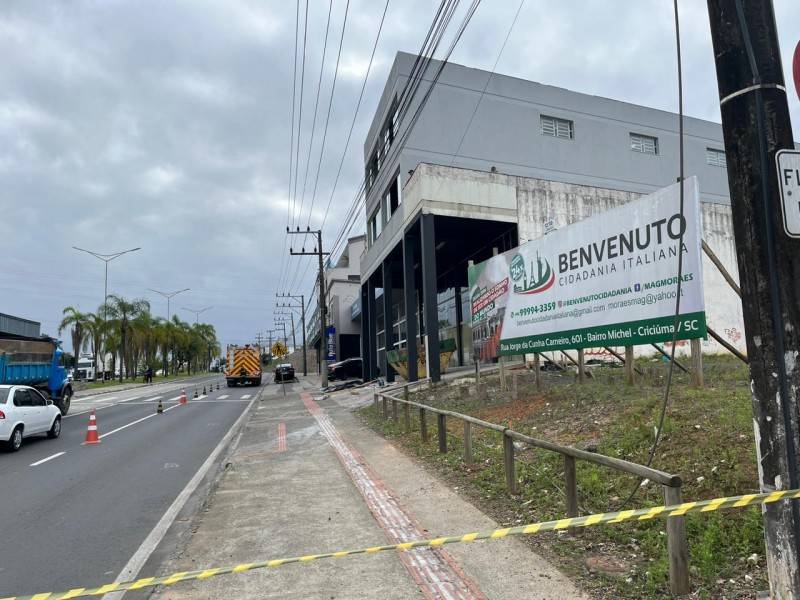 Queda de energia em Criciúma é provocada por escada que caiu sobre fios — foto 5