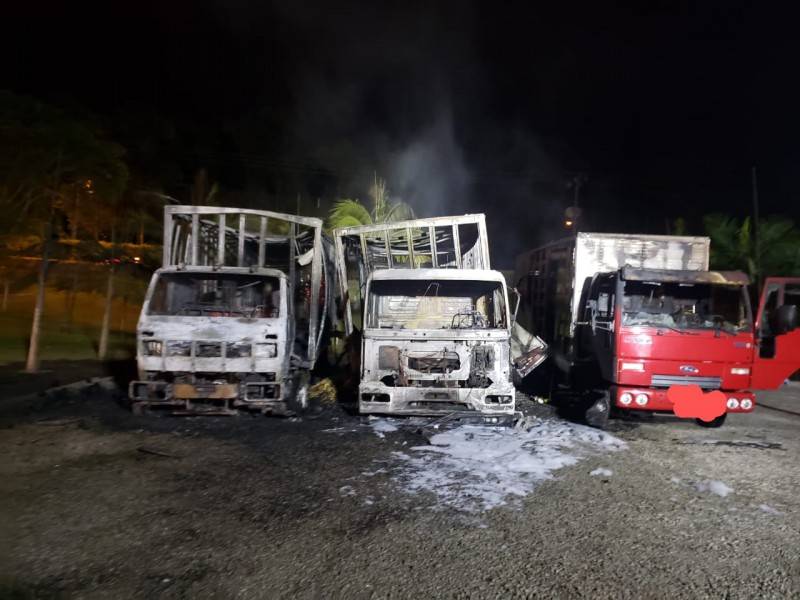 Incêndio destrói caminhões em indústria alimentícia de Criciúma — foto 1