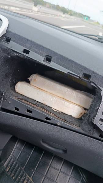 PRF apreende mais de 13 quilos de cocaína escondidas dentro de carro na BR-101 em Araranguá — foto 1