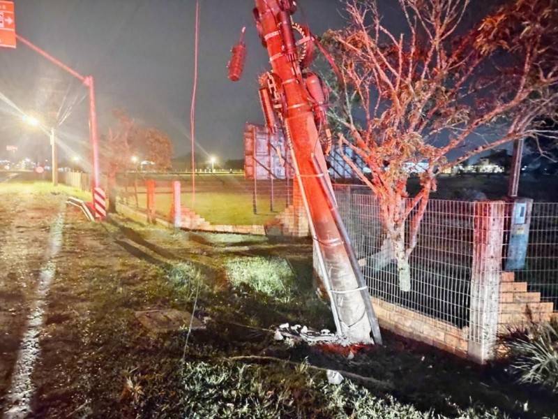 Motorista colide carro em poste ao fugir da polícia e veículo pega fogo — foto 1