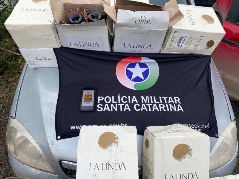 Carros 'abarrotados' de garrafas de vinhos e espumantes argentinos são interceptados pela polícia — foto 1