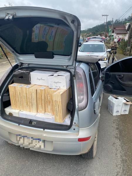Carros 'abarrotados' de garrafas de vinhos e espumantes argentinos são interceptados pela polícia — foto 2