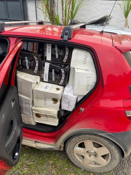 Carros 'abarrotados' de garrafas de vinhos e espumantes argentinos são interceptados pela polícia — foto 3