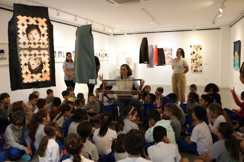 Alunos se encantam com a técnica de tecelagem da artista Elke Hülse — foto 1