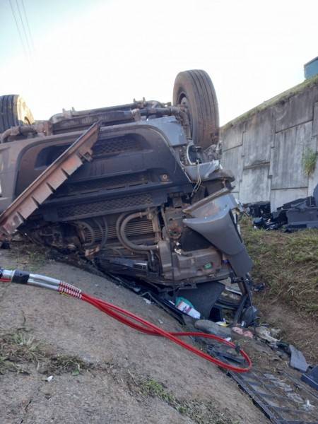 Caminhoneiro morre após saída de pista seguida de capotamento na BR-101 — foto 1