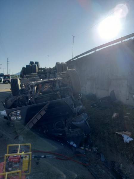 Caminhoneiro morre após saída de pista seguida de capotamento na BR-101 — foto 2