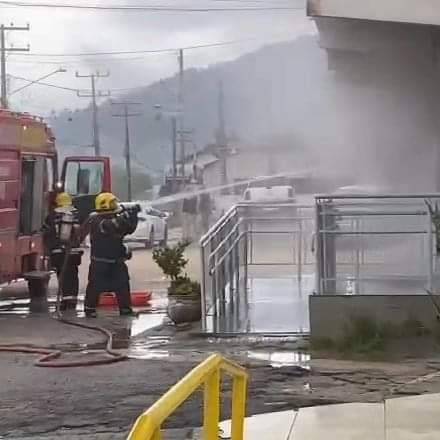 Incêndio atinge terminal da Caixa Econômica Federal do prédio da Prefeitura de Gravatal — foto 1