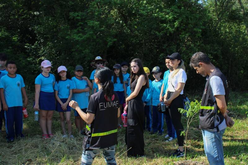 Crianças celebram o Dia da Árvore realizando plantios em Morro da Fumaça — foto 1