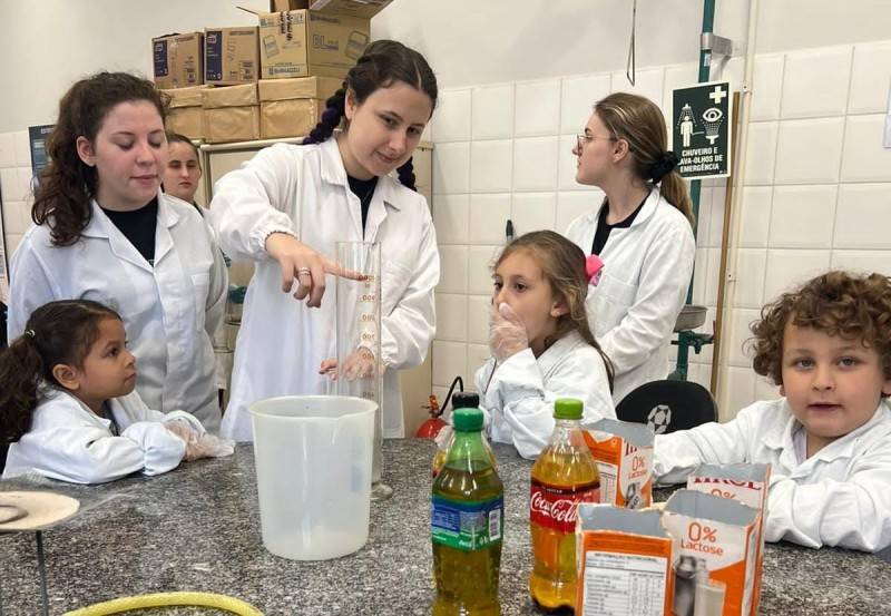 Alunos do Infantil Satc aprendem a transformar óleo de cozinha usado em sabão — foto 1
