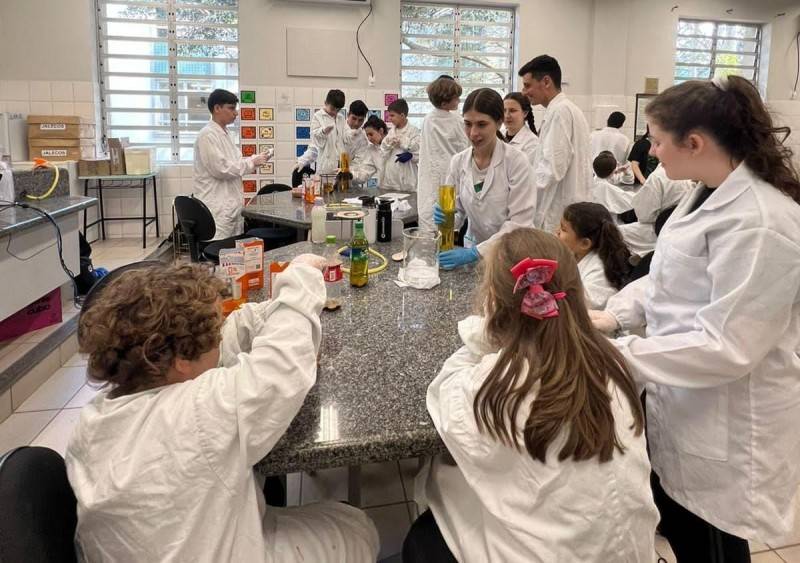 Alunos do Infantil Satc aprendem a transformar óleo de cozinha usado em sabão — foto 2