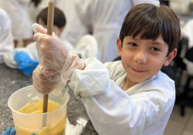 Alunos do Infantil Satc aprendem a transformar óleo de cozinha usado em sabão — foto 8