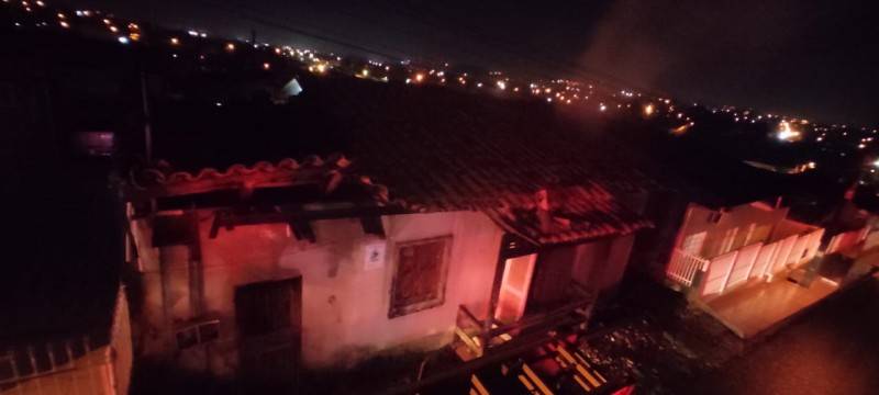 Parte de telhado de casa abandonada desaba durante incêndio em Criciúma — foto 1