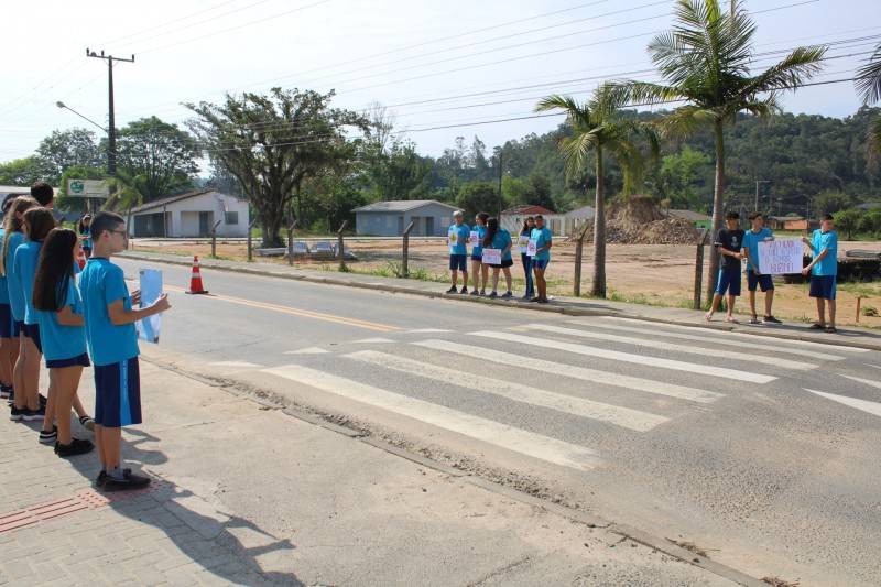 Morro da Fumaça encerra Semana Nacional do Trânsito com entrega de televisão para escola — foto 1