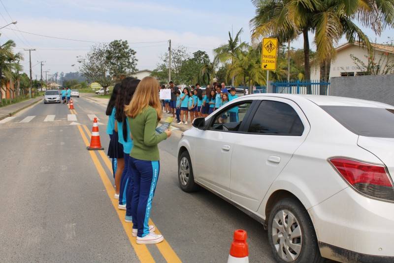 Morro da Fumaça encerra Semana Nacional do Trânsito com entrega de televisão para escola — foto 2