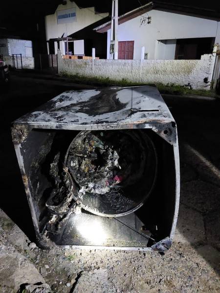 Mulher acorda com área de serviço pegando fogo e bombeiros são acionados em Sangão — foto 1