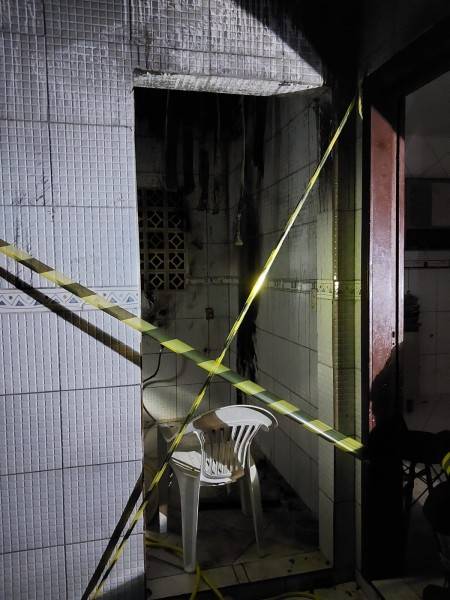 Mulher acorda com área de serviço pegando fogo e bombeiros são acionados em Sangão — foto 2