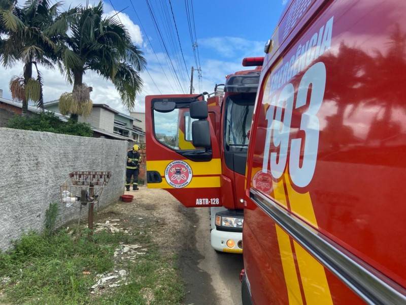 Mulher usa mangueira para combater princípio de incêndio em Criciúma — foto 1
