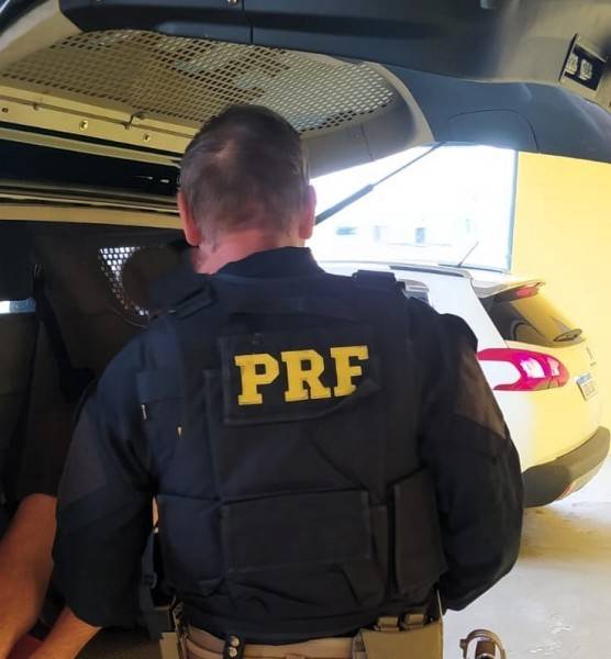 Santa Catarina: sem habilitação, jovem é preso em Joinville tentando levar carro furtado ao Paraná — foto 1