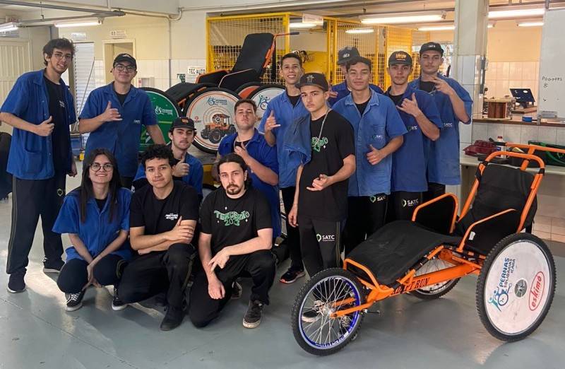 Alunos do Colégio Satc realizam serviços voluntários para projeto Pernas Solidárias — foto 1