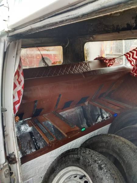 Kombi pega fogo no Centro de Forquilhinha — foto 1